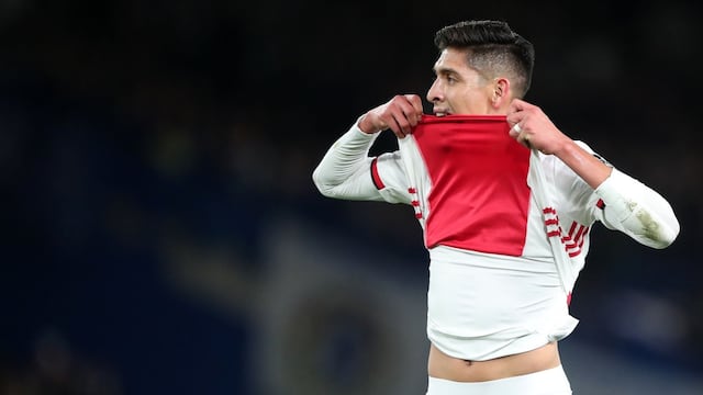 Edson Álvarez en un partido con el Ajax