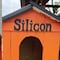 Adoptan al perrito ‘Silicón’ en Home Depot; le construyen su casita
