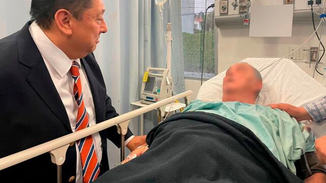 El Fiscal de Justicia de Morelos, Uriel Carmona Gándara visito al obispo de la Diócesis de Chilpancingo -Chilapa, Salvador Rangel de 78 años, quien se encuentra internado en el Hospital General José G Parres