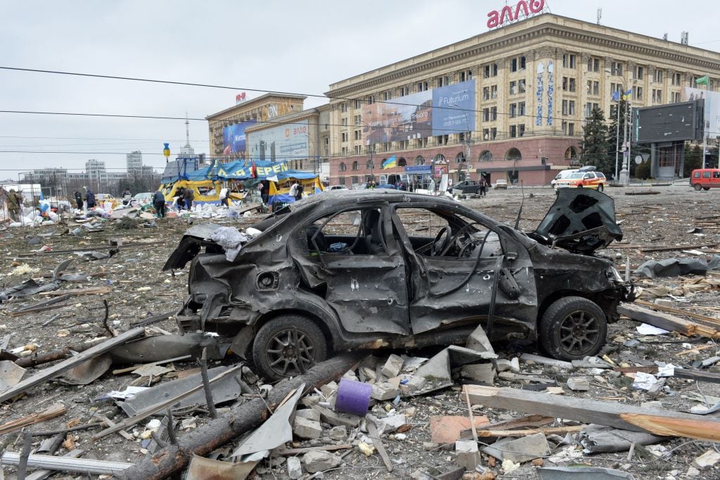 Automóvil que sufrió daños tras el bombardeo al edificio de gobierno de la Administración Estatal de Ucrania/Getty images