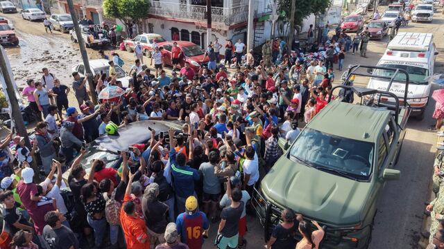 Claudia Sheinbaum, Presidenta de México, recorrió las severas inundaciones que provocó el desbordamiento del Río Cazones