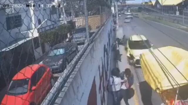 En video, fue captado el momento en que un carro le pegó a un moto, perdió el control y choco contra un puesto en Avenida Central de Ecatepec.