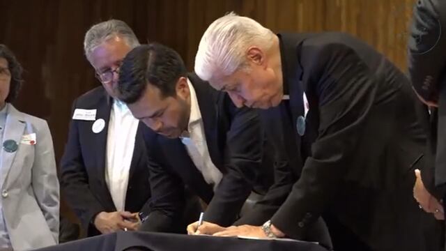 Jorge Álvarez Máynez firma el Compromiso Nacional por la Paz