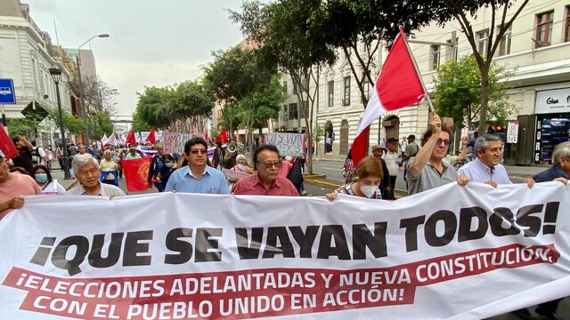 Manifestaciones en Perú piden elecciones y una nueva constitución