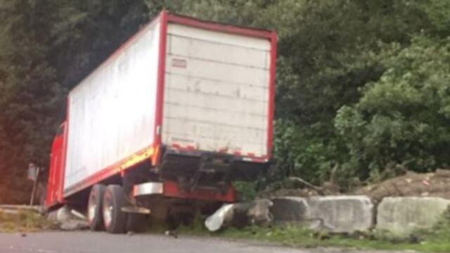 Accidente en la carretera México-Toluca hoy 5 de agosto: Tráiler se sale del camino con dirección a CDMX