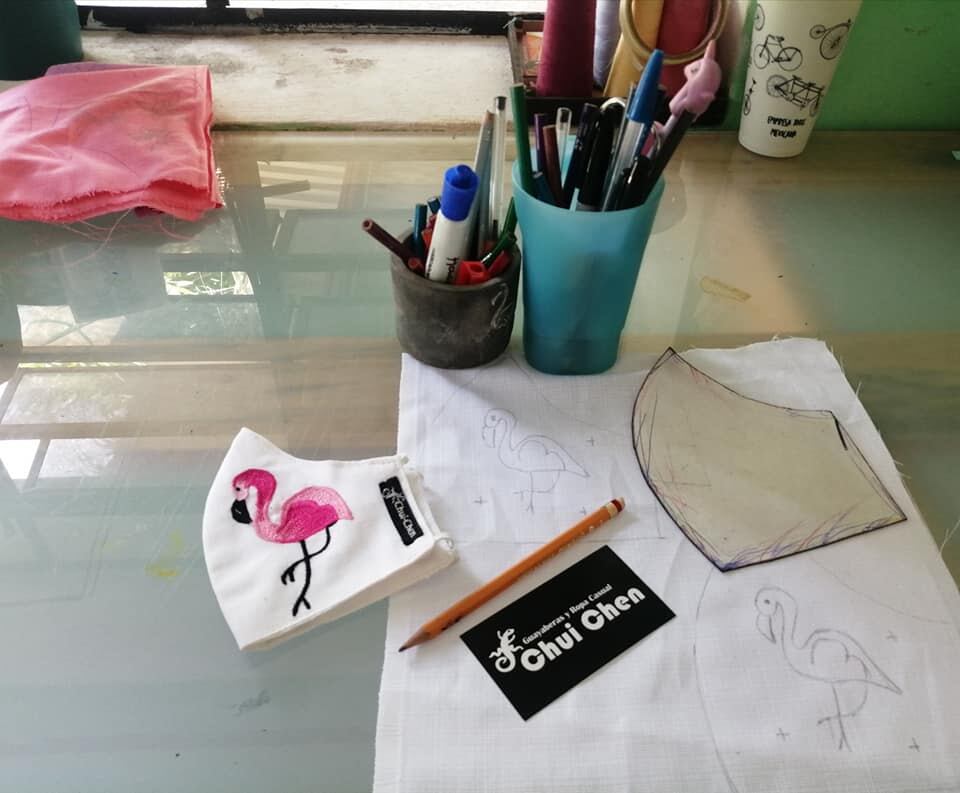 Cubrebocas pintado a mano por artesanos de Tekit