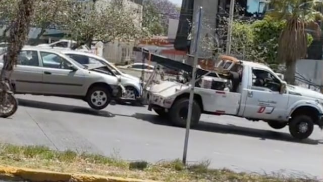 Grúa que arrastra al carro descompuesto