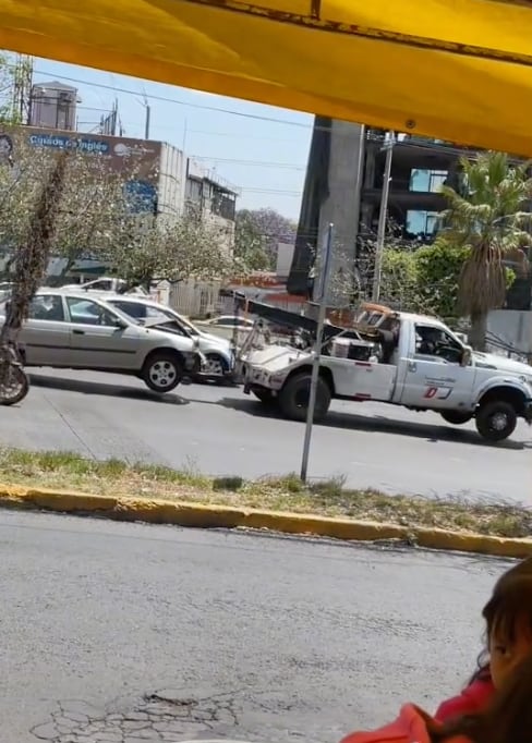 Grúa que arrastra al carro descompuesto