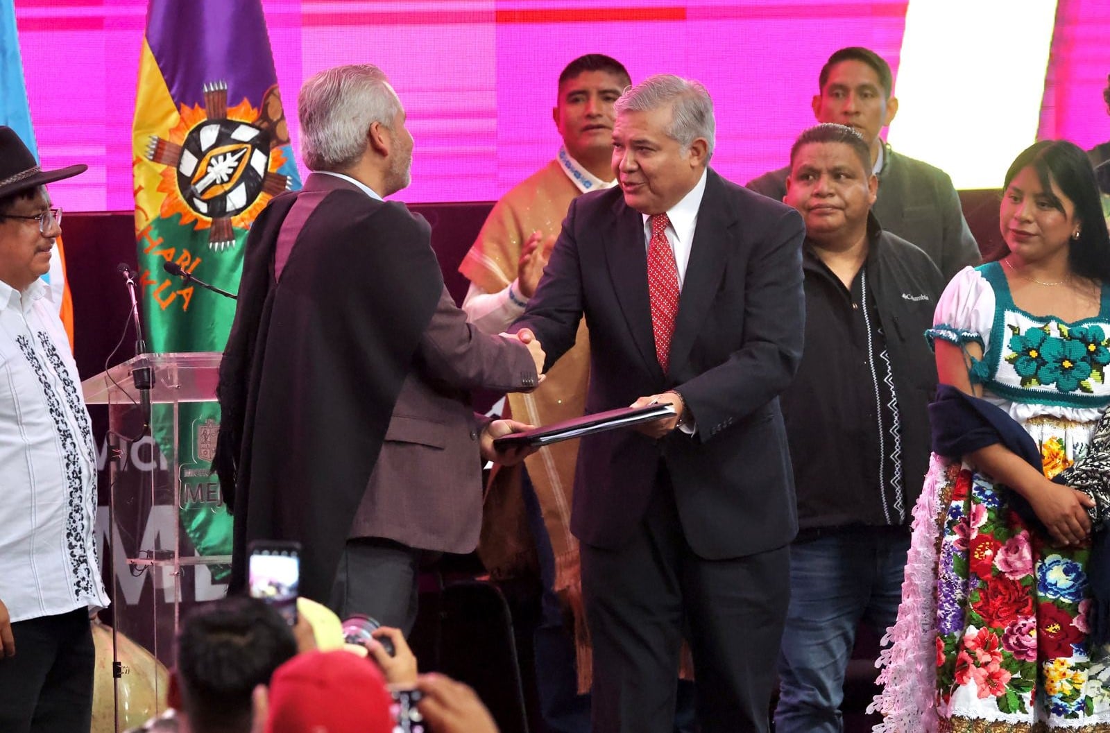 Alfredo Ramírez Bedolla firma iniciativa de reforma en materia indígena