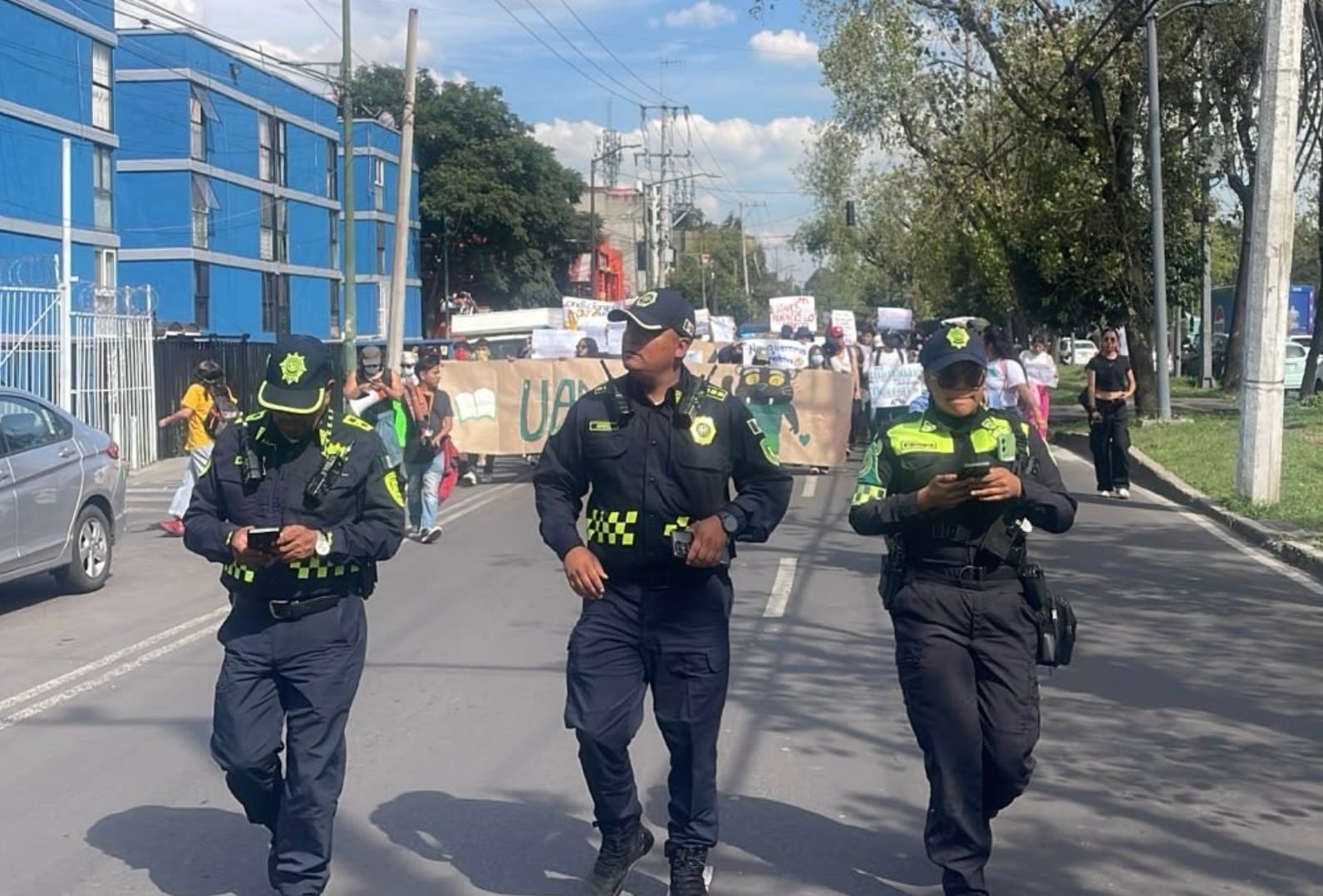Alumnos de la UAM Xochimilco realizan movilización hacia la rectoría de la universidad