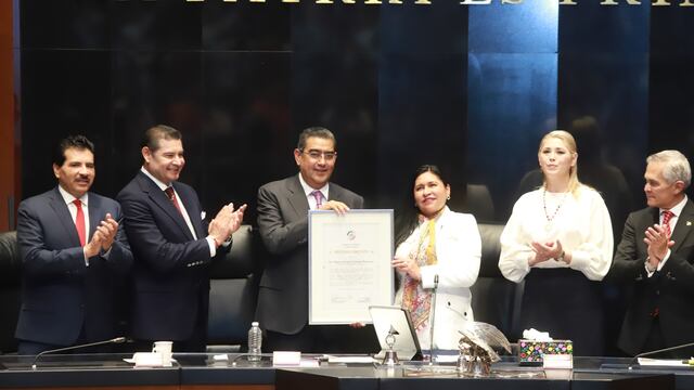 Gobernador de Puebla devela letras doradas