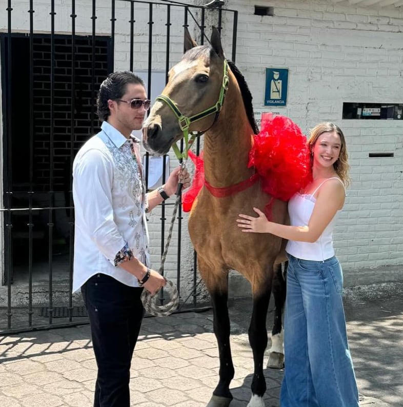 Mía Rubín recibe un caballo de regalo de aniversario