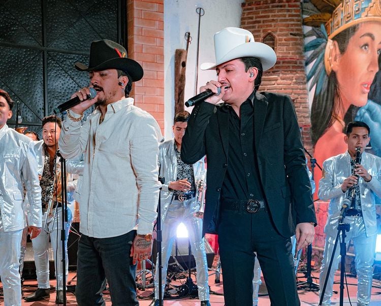 Los Dos Carnales, cantantes.