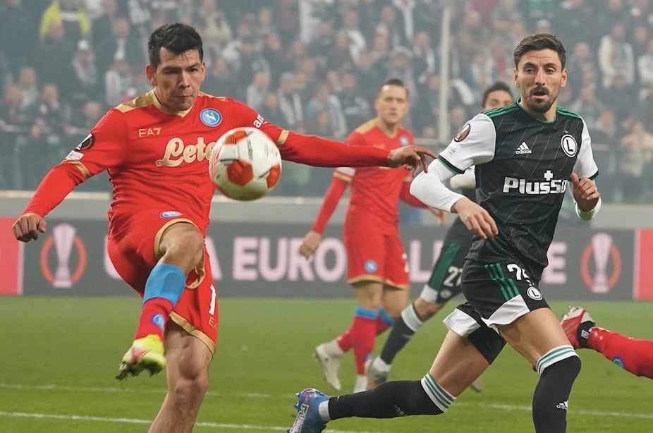 Chucky Lozano en un partido con el SSC Napoli