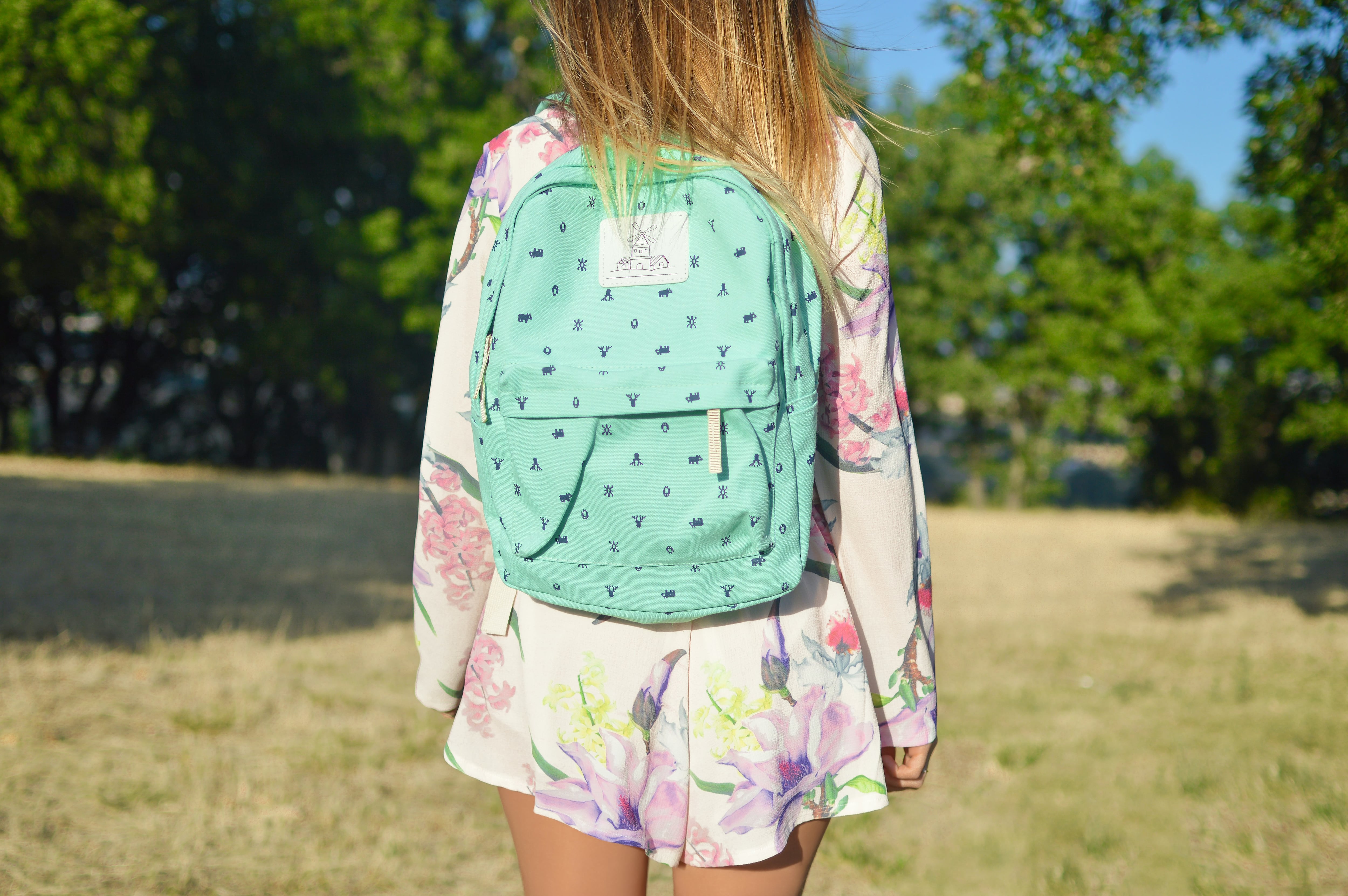Niña con mochila escolar