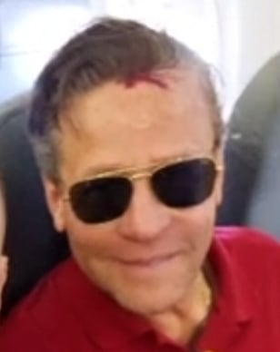 Alfredo Adame subió a un avión con una herida en la cabeza, luego de su nueva pelea