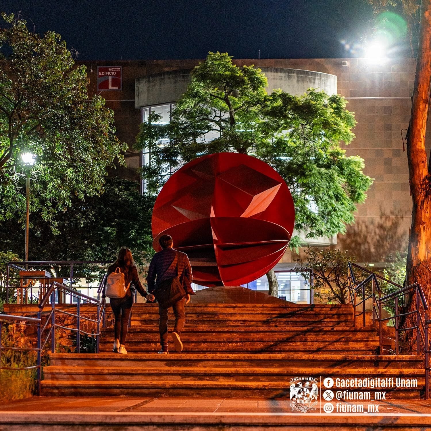 CDMX ilumina edificios y monumentos por el 25N
