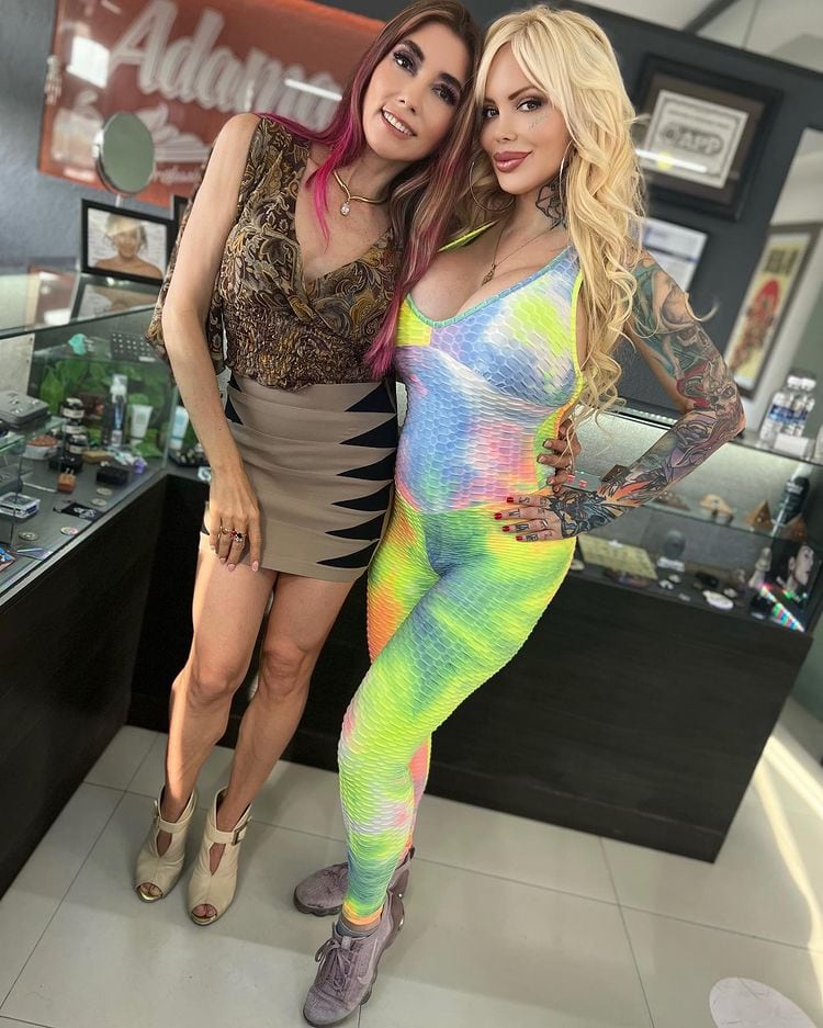 Bella de la Vega y Sabrina Sabrok.