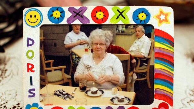 Dona el cuerpo de su mamá a la ciencia; lo usan para probar bombas.