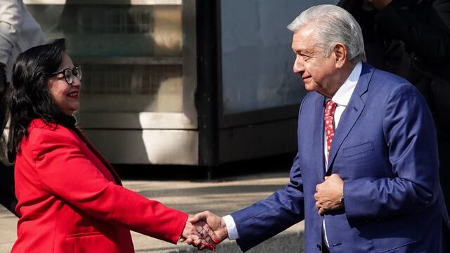 Andrés Manuel López Obrador saluda a Norma Lucía Piña previo a la representación de la Marcha de la Lealtad