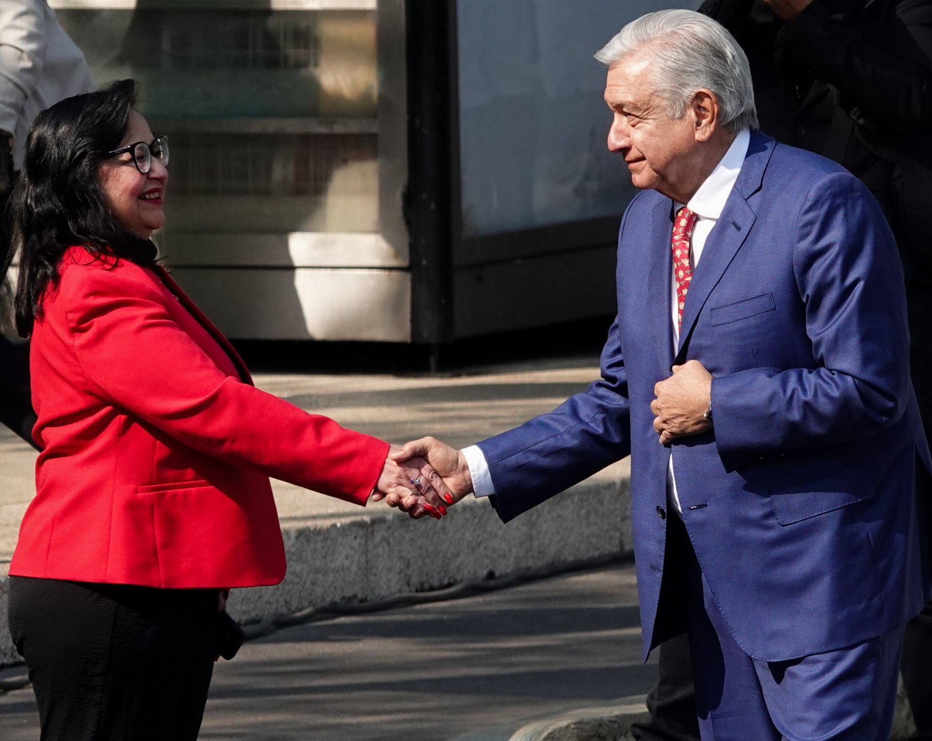 Andrés Manuel López Obrador saluda a Norma Lucía Piña previo a la representación de la Marcha de la Lealtad