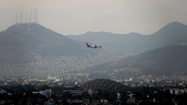 Avión vuela sobre el valle de México