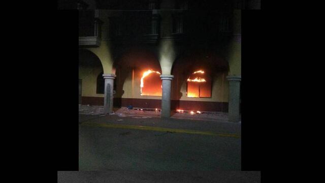 Una turba los golpeó hasta matarlos para luego prenderles fuego.