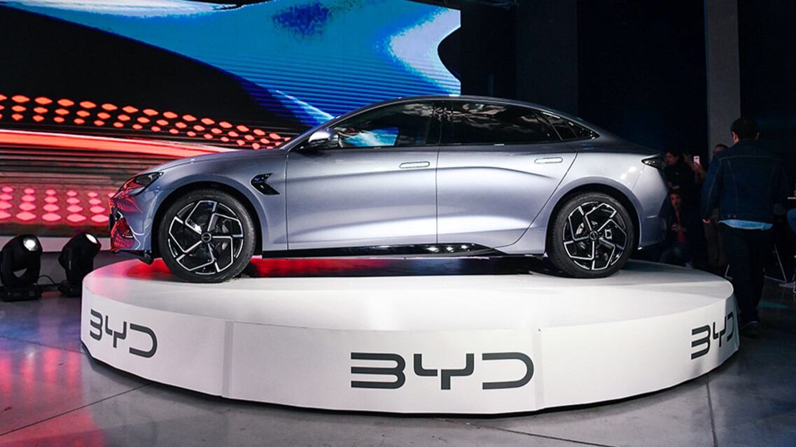 BYD compite en el mercado de vehículos eléctricos inteligentes y baja sus precios