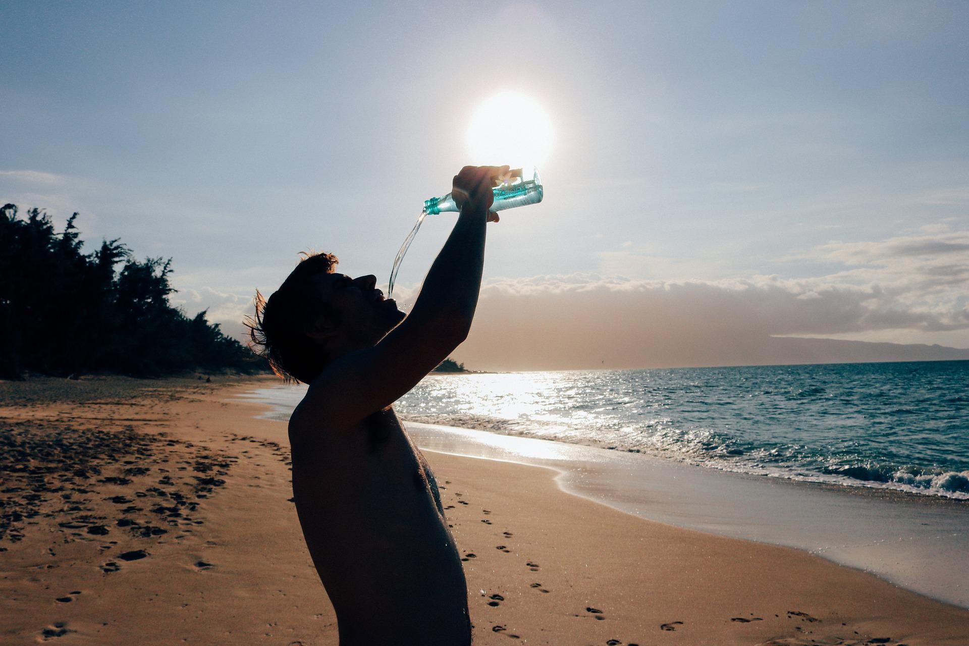 Hombre tomando agua