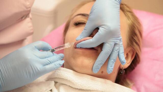 Cofepris amite alerta sanitaria por aumento en demanda de cirugías estéticas.