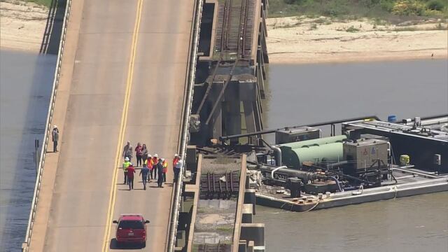 Barcaza choca contra puente en Galveston, Texas