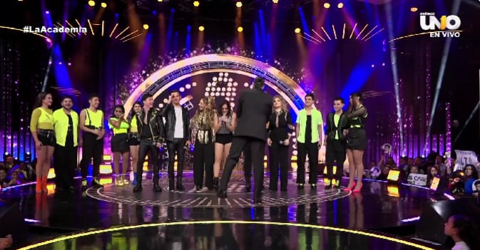 Ex alumnos y alumnos cantan en el escenario de La Academia 2024