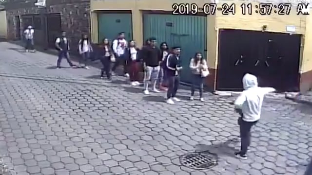 Los jóvenes fueron encapsulados por 2 sujetos.