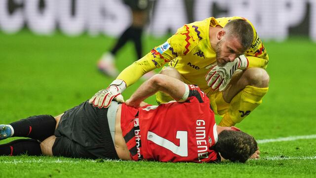 AC Milan vs Fiorentina: Santiago Giménez entró de cambio y salió a los 20 minutos tras espantoso choque