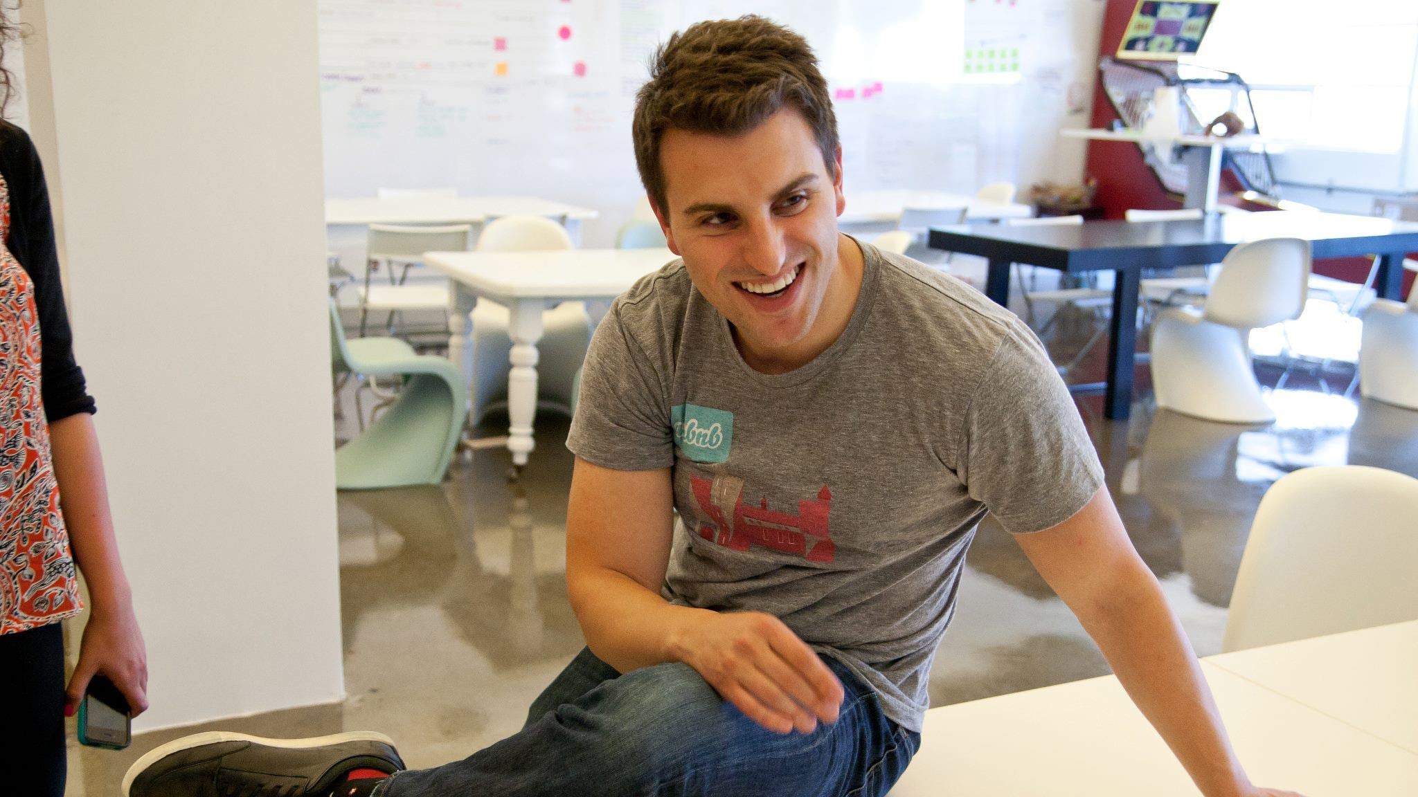 ¿Quién es Brian Chesky? CEO de Airbnb que no imaginó el problema que generaría