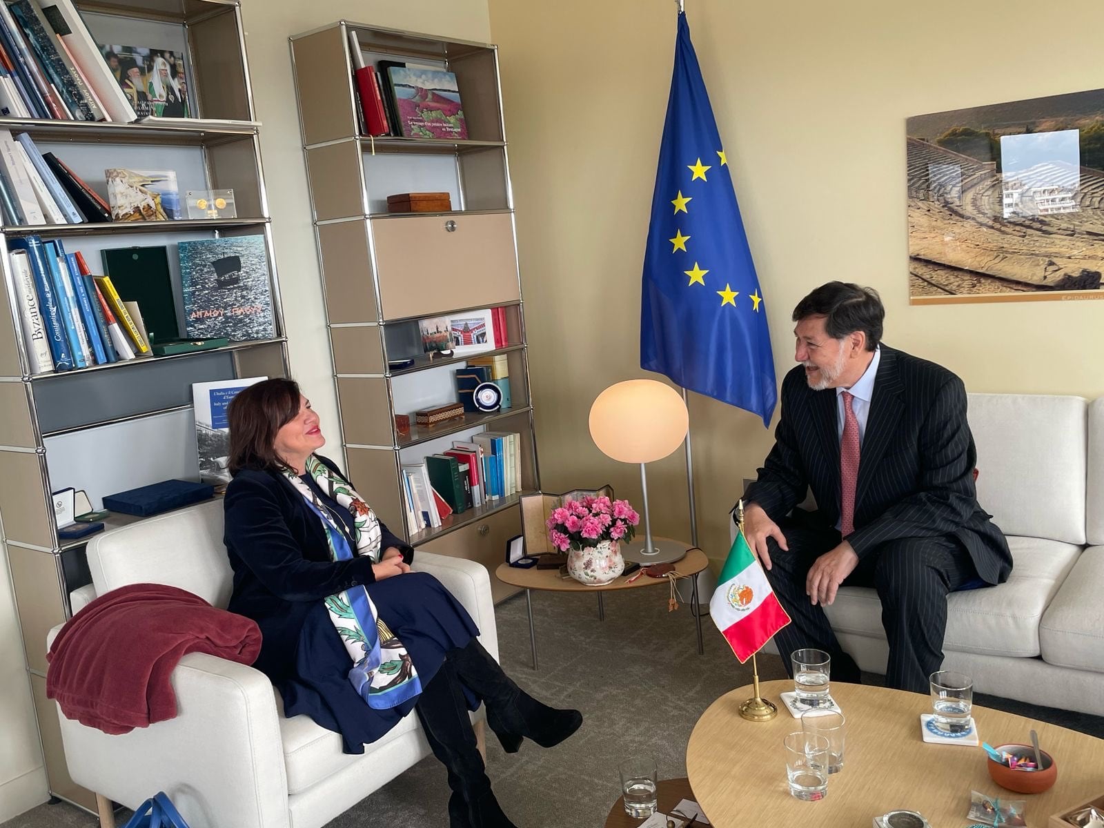 Gerardo Fernández Noroña ignora las críticas y toma muchas fotos con líderes de Europa en su gira