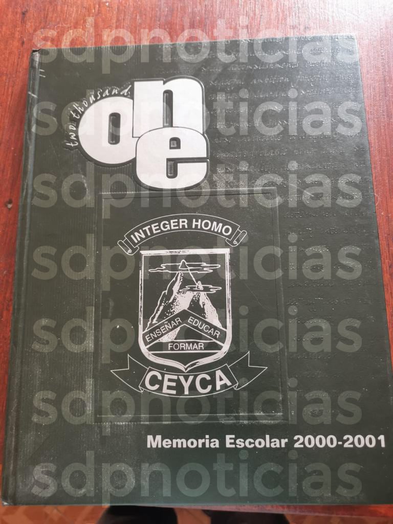 Anuario de Colegio CEYCA con foto de Ovidio Guzmán López