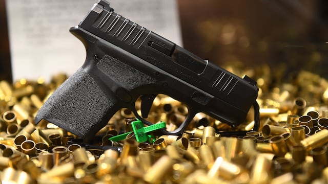Canadá prohibe importación de armas de fuego