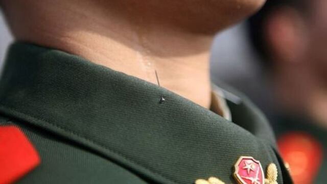 Con alfileres enseñan disciplina a policía militar de China