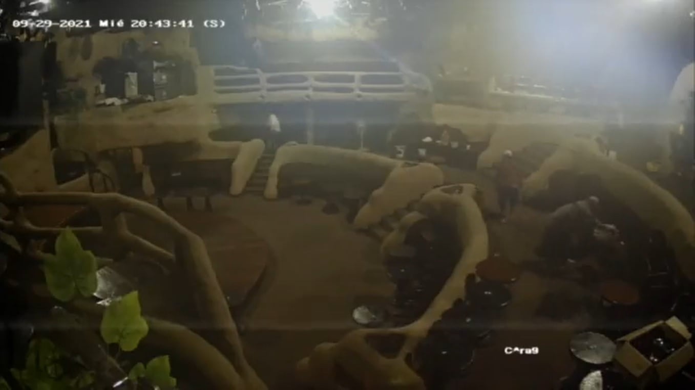 Hombres rocían gasolina al Baby'O Acapulco