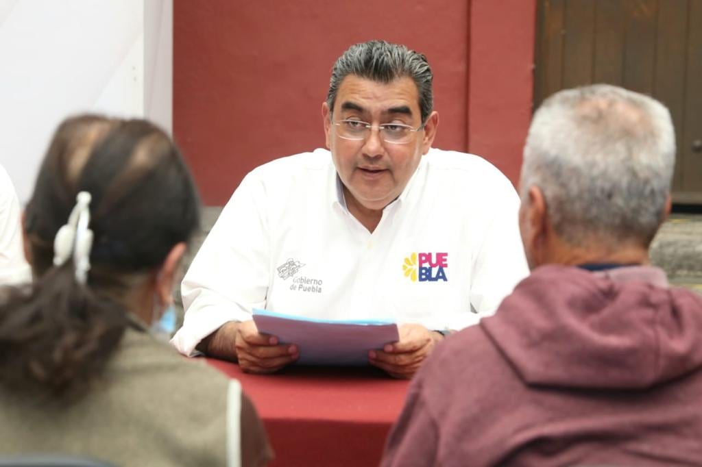 Sergio Salomón Céspedes se reúne con personas en situación vulnerable.