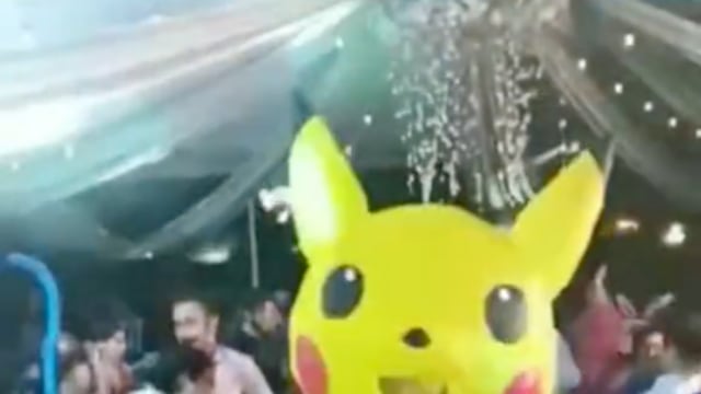 Botarga de Pikachu en una boda