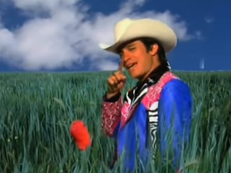 Gael García cantando 'Quiero que me quieras'.