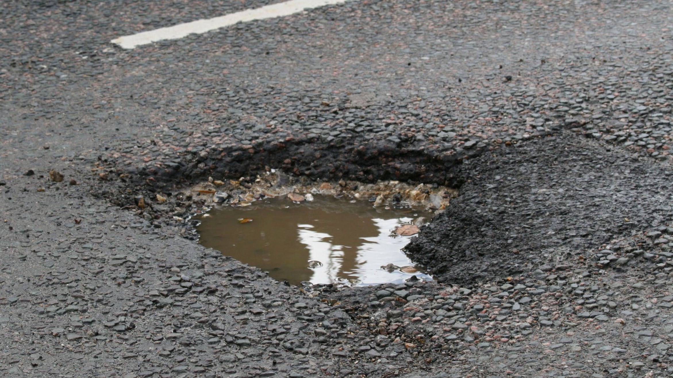 Un hoyo o bache en el asfalto de las calles o carreteras