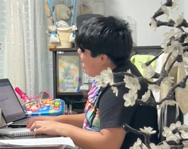 Niño canta con más sentimiento que Amanda Miguel la canción "Así no te amará jamás"