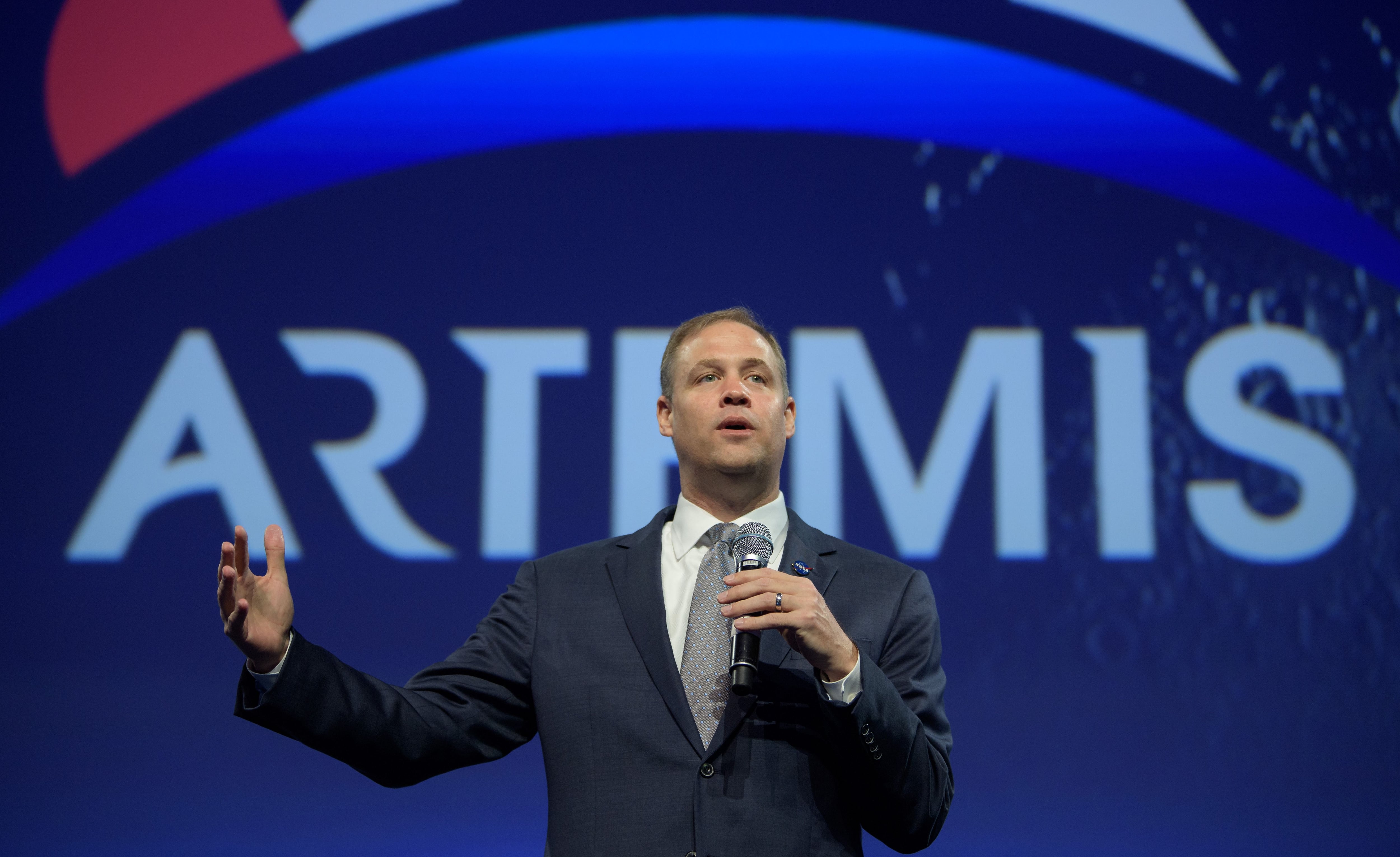 Jim Bridenstine de la NASA presentando la misión que llevará una mujer a la Luna