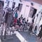 VIDEO: Una fila de hombres le ayudó con las pesas en el gimnasio y en TikTok piden musicalizar el épico momento