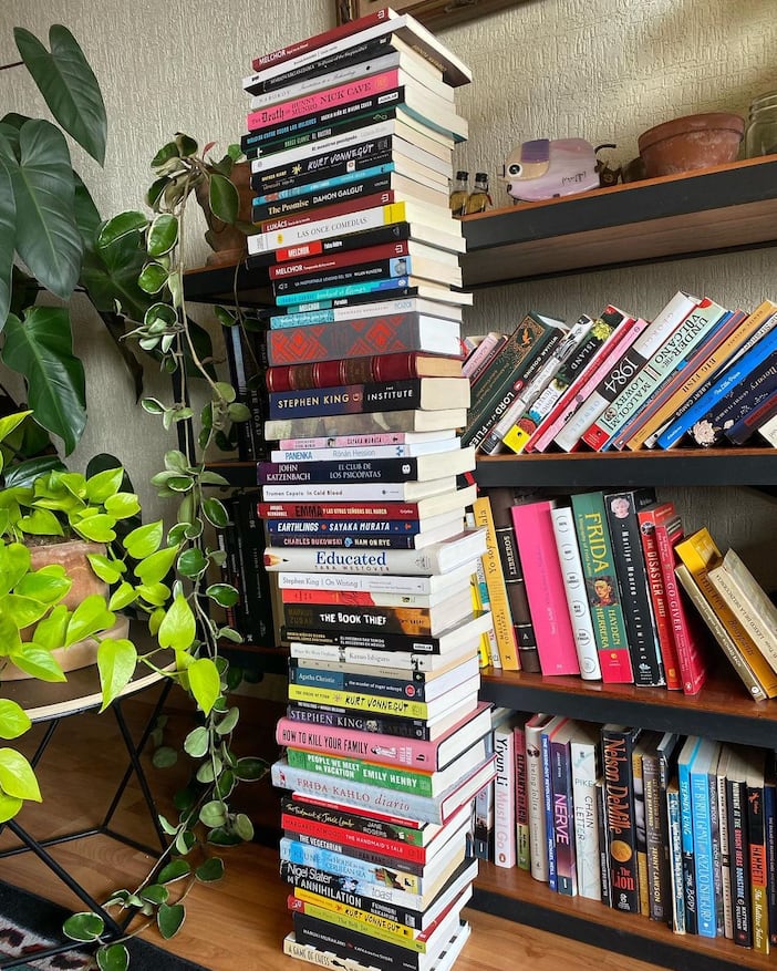 Mars Aguirre presume haber leído 58 libros durante el 2022 y los enseña en una torre