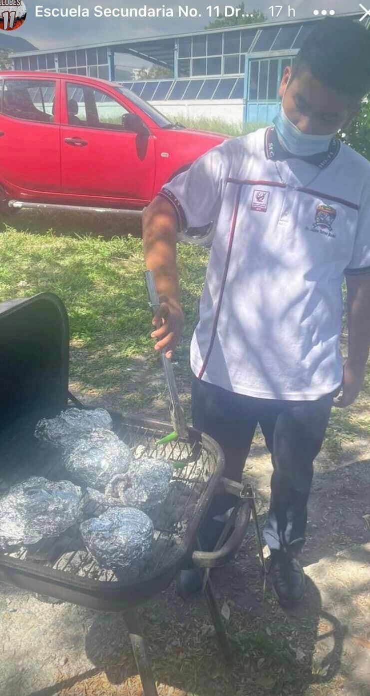 Alumnos toman taller de carne asada en Monterrey.