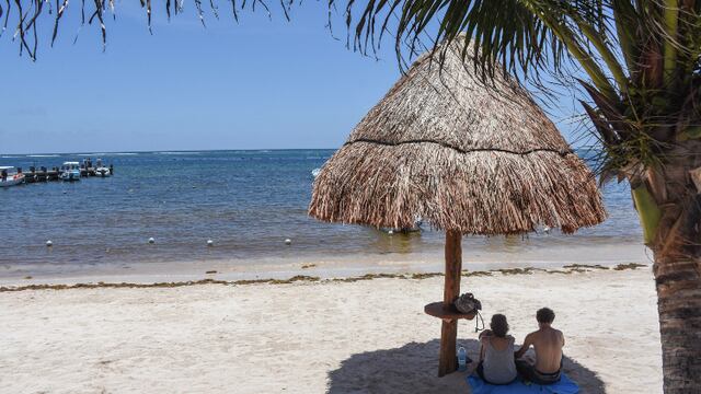 La página ofrece viajes todo pagado a destinos como Nayarit o Quintana Roo